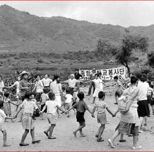 1969년, 근로봉사활동에 한참인 중앙대학교 봉사단